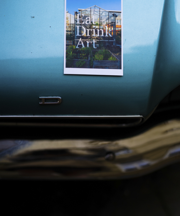 Postkarte: "Eat, Drink, Art" Mediamatic Eten Amsterdam auf blauem Oldtimer
