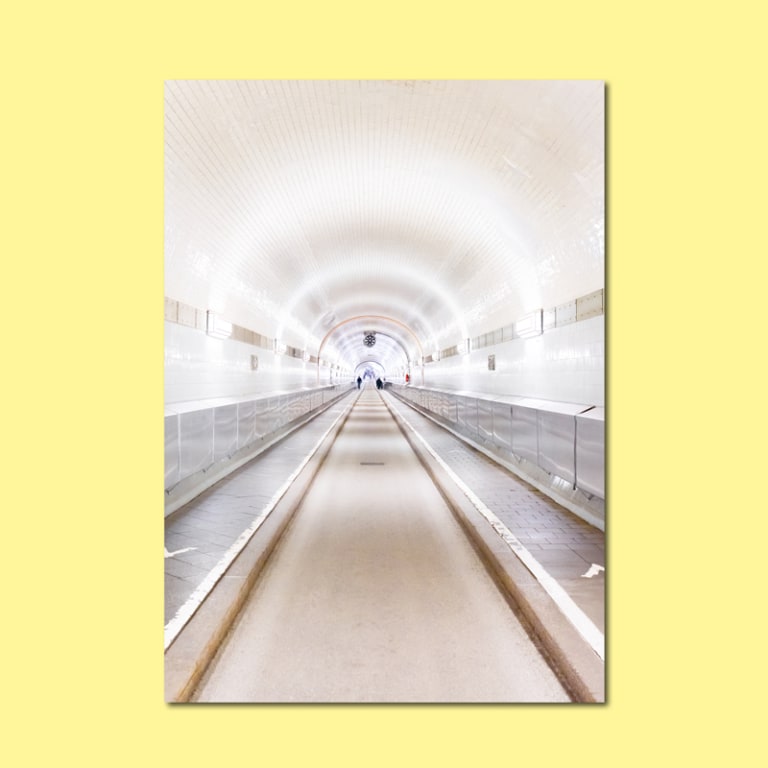 Fotodruck vom Alten Elbtunnel in Hamburg, Blick durch die geflieste Röhre