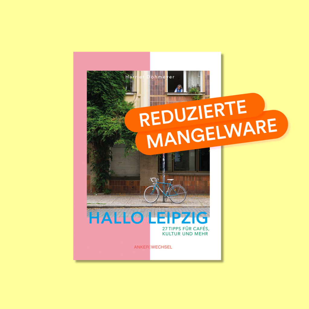 Das Bild zeigt das Buchcover von „Hallo Leipzig“ des Ankerwechsel Verlags. Im Zentrum befindet sich ein Foto einer urbanen Szene mit einem Fahrrad vor einem mit Efeu bewachsenen Haus, an dessen Fenster eine Person zu sehen ist. Der Titel „HALLO LEIPZIG“ ist in großen, türkisfarbenen Lettern gedruckt.