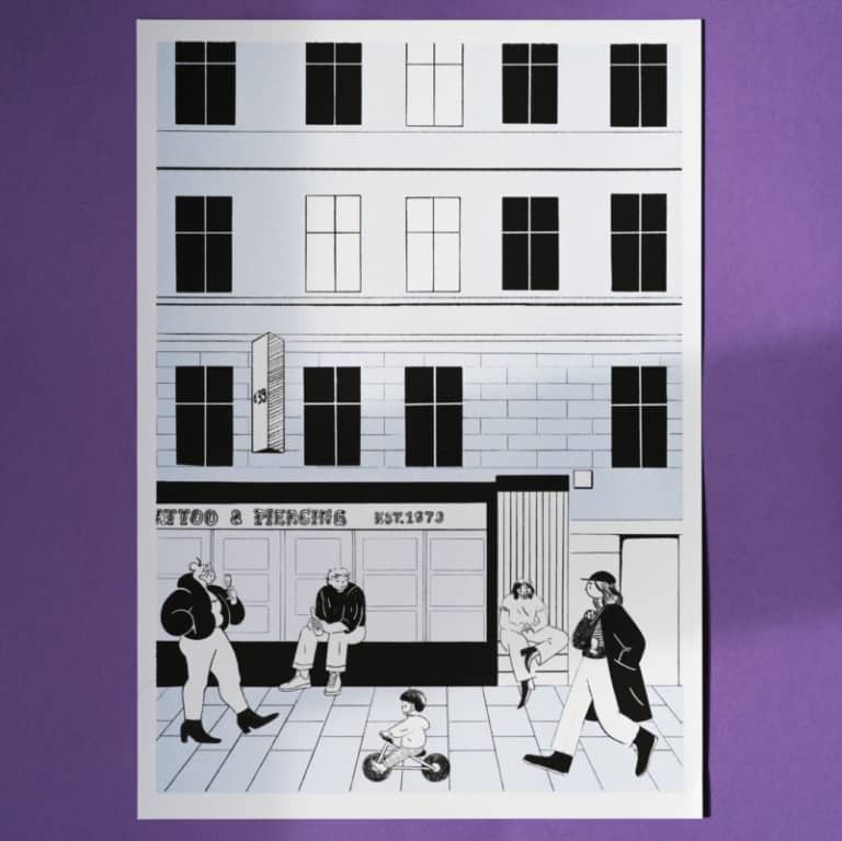 Dieses Risodruck-Poster aus dem Ankerwechsel Verlag zeigt das ikonische St. Pauli Viertel in Hamburg, illustriert von der Künstlerin Annina Brell. Das Motiv zeigt ein Gebäude mit vielen Quadraten in Form von Fenstern, Türen und Ziegeln. Davor läuft eine Mutter mit zwei Kindern. Um sie herum sitzen und stehen weitere Personen.