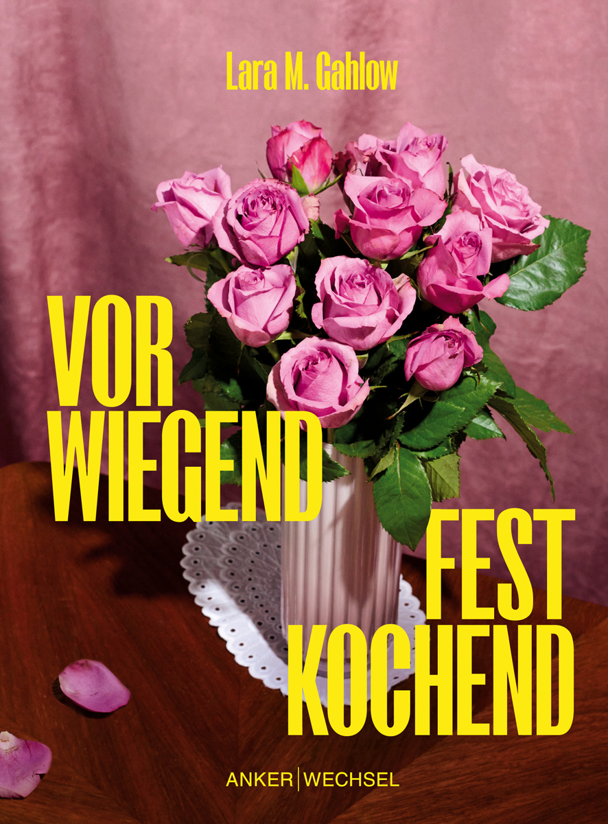 Buchcover von „Vorwiegend festkochend“: rosa Rosen in einer Vase, davor der Titel in gelben Großbuchstaben