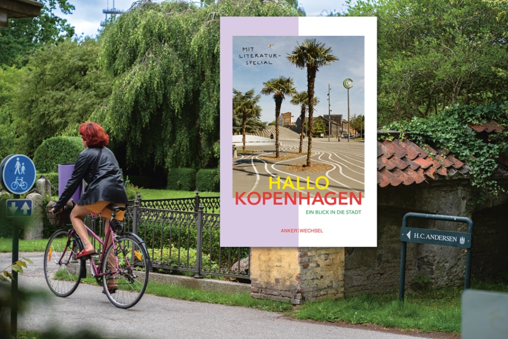 Cover von „Hallo Kopenhagen – Ein Blick in die Stadt" mit dem Aufdruck „Mit Literatur-Special", montiert über einem Foto: eine rothaarige Radfahrerin fährt an einem grünen Park vorbei, rechts ein Straßenschild „H. C. Andersen