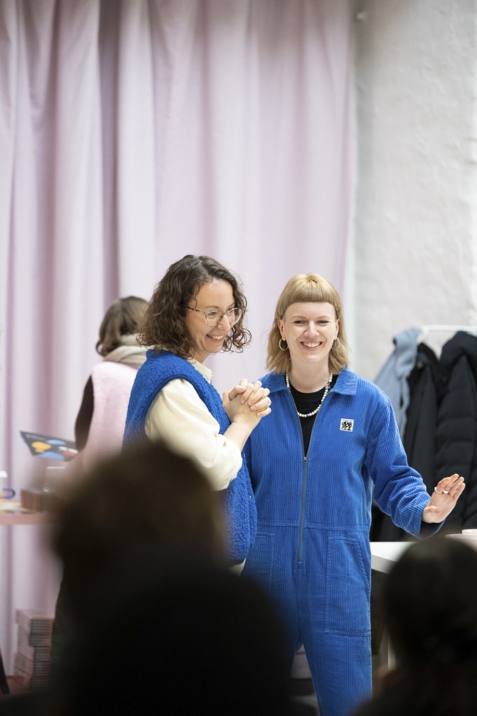Autorin und Illustratorin Hilde Biedermann und Besitzerin Nina Schneemann im Gespräch während der Buchparty zu „Der Alleinstein“.
