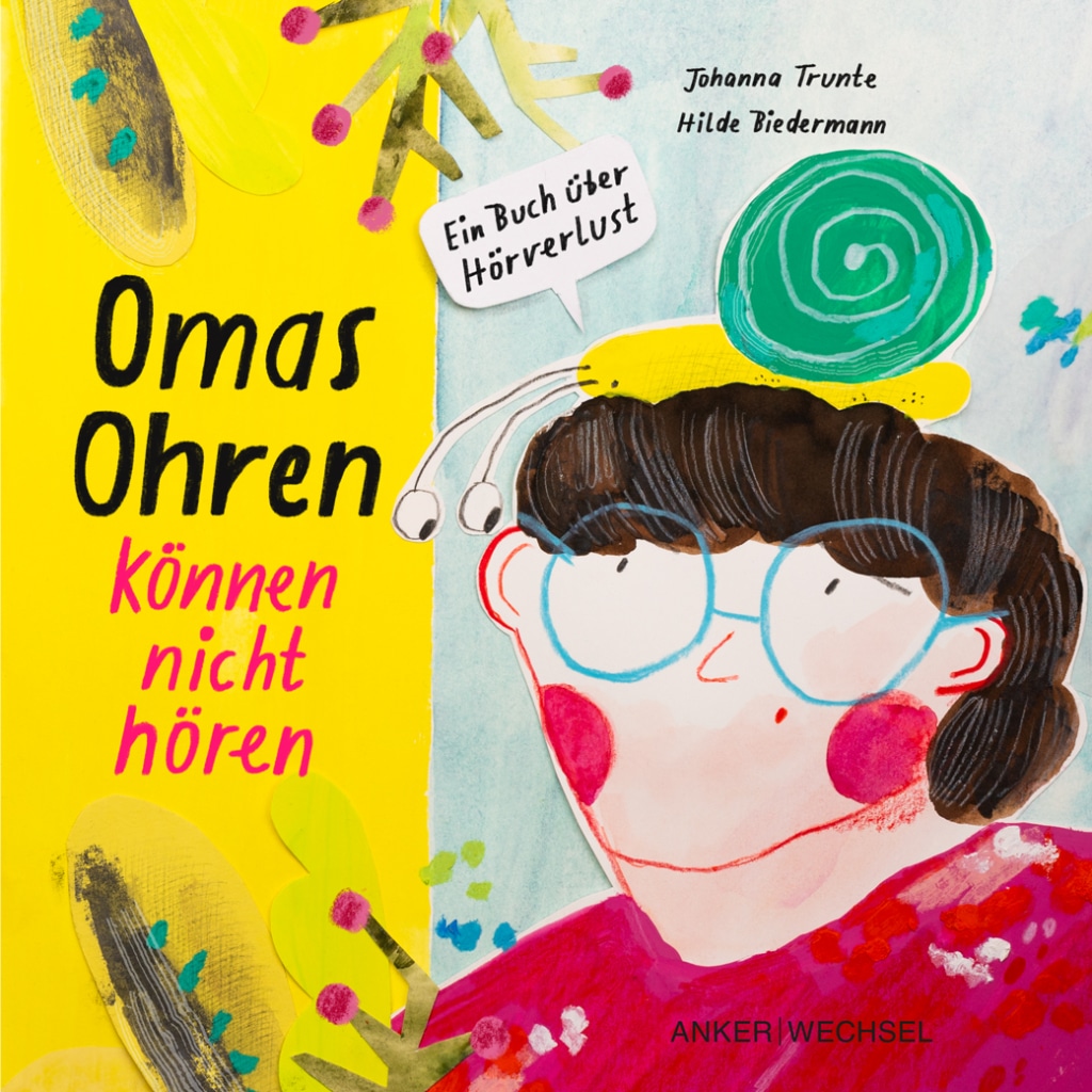 Buchcover von Omas Ohren können nicht hören (Ankerwechsel Verlag) zeigt eine illustrierte Oma-Figur mit dunklen, lockigen Haaren und blauer Brille vor einem hellblau-aquarellierten Hintergrund. Über dem Kopf der Figur krabbelt eine grüne Schnecke, die an eine Hörschnecke erinnert. Die Figur trägt einen pink-roten Pullover und lächelt. Die linke Coverhälfte ist leuchtend gelb, mit collagierten Pflanzen- und Beerenmotiven in Grün und Pink. Der Titel steht groß und handschriftlich: „Omas Ohren“ in schwarzer Schrift, „können nicht hören“ in Pink darunter. In einer kleinen Sprechblase steht „Ein Buch über Hörverlust“. Oben rechts die Namen der Autorin und Illustratorin: Johanna Trunte und Hilde Biedermann. Unten rechts das Verlagslogo Ankerwechsel.