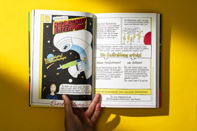 Aufgeschlagenes Buch, eine Hand hält es offen: links die Bestrahlung als Raumschiff Enterprise gezeichnet, rechts die Erklärung der Strahlentherapie.