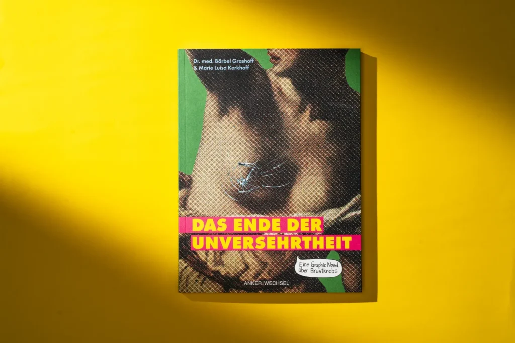 Das Buch liegt geschlossen auf gelbem Grund, das Cover zeigt eine gerasterte Fotografie eines weiblichen Oberkörpers mit gezeichnetem Sprung auf der Brust.