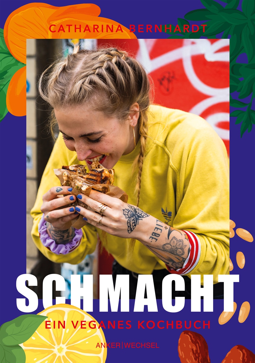 Buchcover Schmacht: Autorin Catharina Bernhardt beißt herzhaft in ein Sandwich, umgeben von einem Rahmen aus illustrierten Früchten