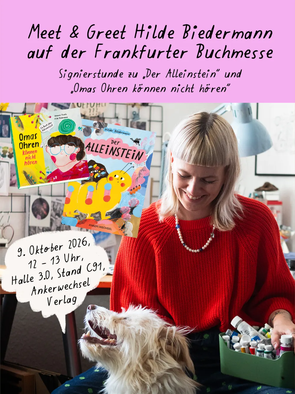 Hilde Biedermann in ihrem Atelier mit Hund, daneben die Cover von „Omas Ohren können nicht hören“ und „Der Alleinstein“. Signierstunde am 9. Oktober 2026, 12 bis 13 Uhr, Halle 3.0, Stand C91