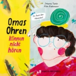 Cover von „Omas Ohren können nicht hören“ von Johanna Trunte und Hilde Biedermann: Oma mit blauer Brille, auf dem Kopf eine grüne Schnecke